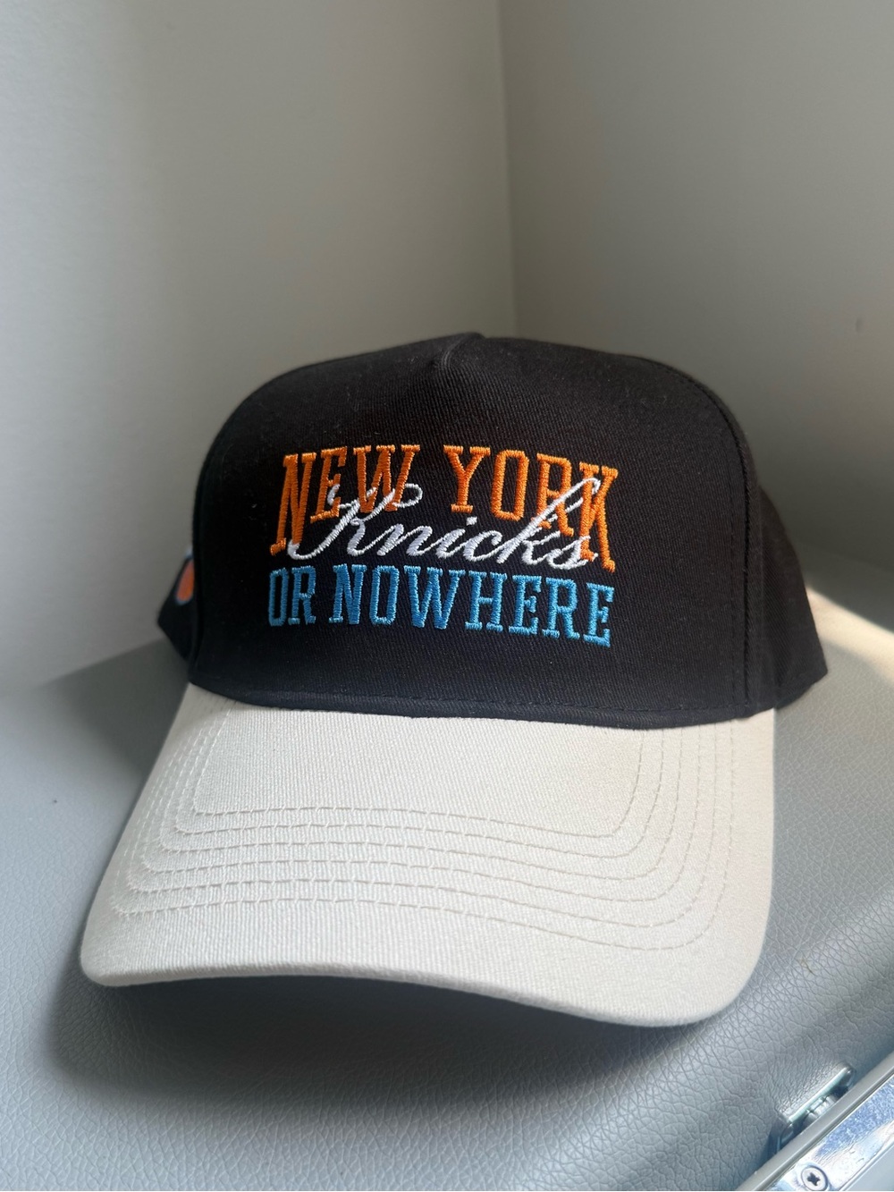 New York Knicks x “New York or Nowhere” black hat with cream brim